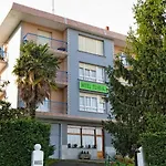 Hotel Txaraka 2*